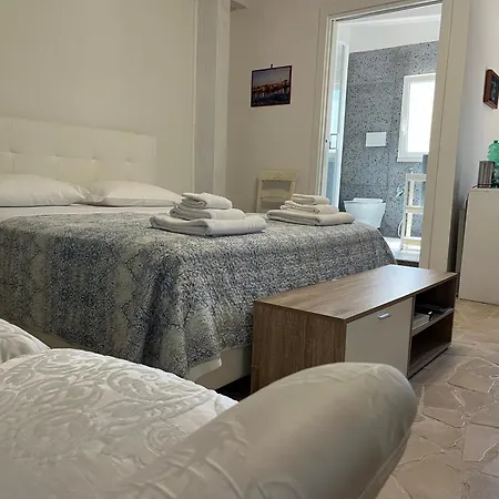 Mediterranea With Private Parking Couette-café 4*
