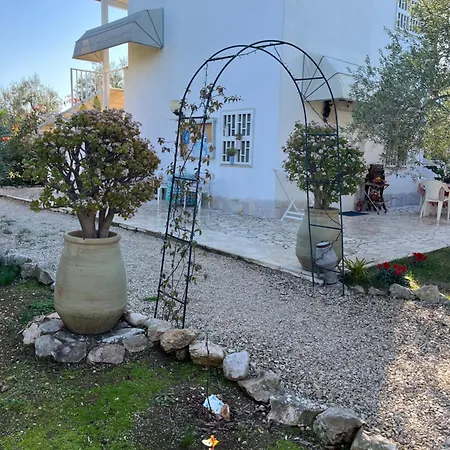 לינה וארוחת בוקר Mediterranea With Private Parking טרני