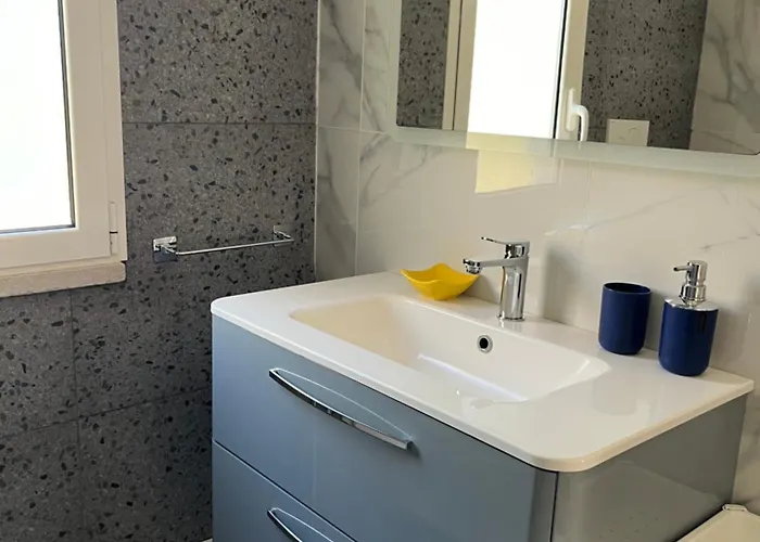 Mediterranea With Private Parking לינה וארוחת בוקר