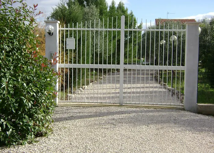 לינה וארוחת בוקר Mediterranea With Private Parking טרני